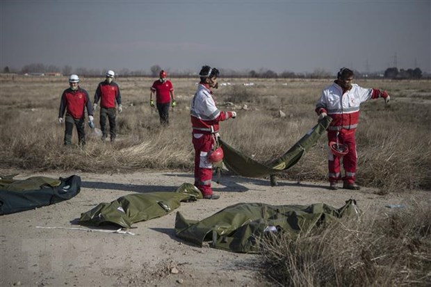 Nhân viên cứu hộ làm nhiệm vụ tại hiện trường vụ máy bay của hãng hàng không Ukraine International Airlines rơi ở Tehran, Iran ngày 8/1/2020. (Ảnh: THX/TTXVN)