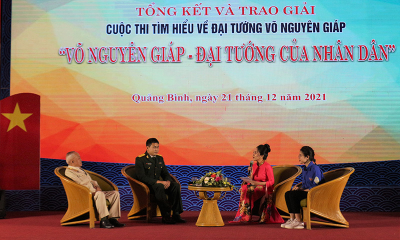 Trần Thị Phương Thảo (áo xanh tình nguyện) trò chuyện cùng các khách mời tại lễ trao giải cuộc thi  
