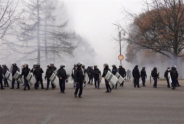 Cảnh sát chống bạo động tuần tra trên đường phố Almaty (Kazakhstan) nhằm ngăn những người biểu tình quá khích phản đối tình trạng tăng giá nhiên liệu, ngày 5/1/2022. (Ảnh: AFP/TTXVN)