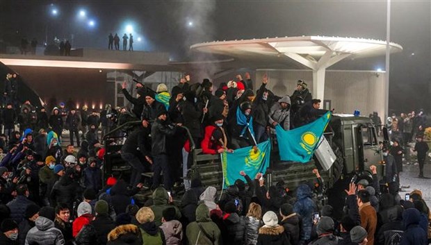 Người biểu tình phản đối tăng giá nhiên liệu gây bạo loạn tại thành phố Almaty (Kazakhstan), ngày 5/1/2022. (Ảnh: AFP/TTXVN)