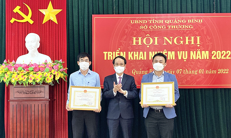 Đồng chí Phó Chủ tịch UBND tỉnh Phan Mạnh Hùng trao bằng khen và danh hiệu Tập thể lao động xuất sắc của Chủ tịch UBND tỉnh cho 1 tập thể và 1 cá nhân thuộc Sở Công thương.