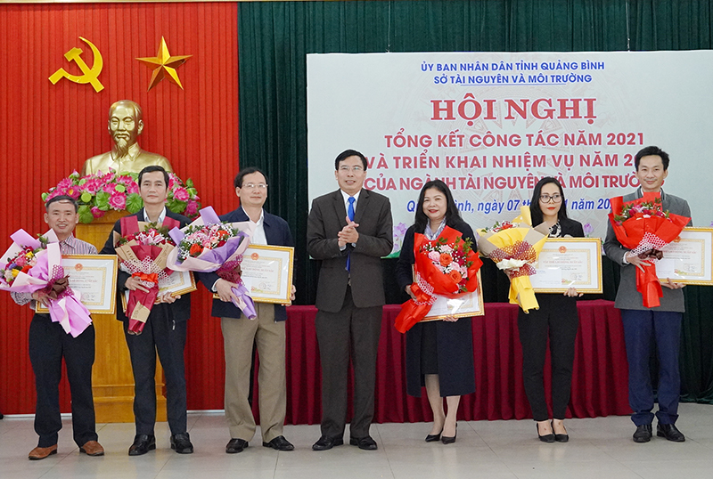 Giám đốc Sở TN&MT Nguyễn Huệ trao danh hiệu Tập thể lao động xuất sắc của Chủ tịch UBND tỉnh cho các đơn vị trực thuộc Sở.