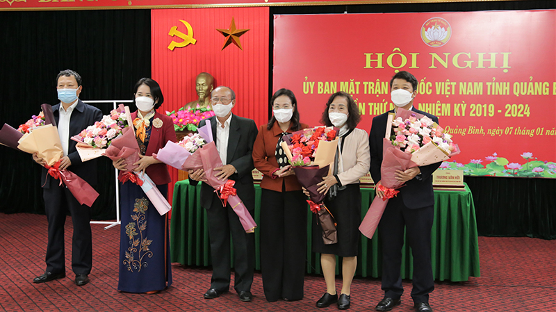 Đồng chí Chủ tịch Ủy ban MTTQVN tỉnh Phạm Thị Hân tặng hoa cho các đồng chí thôi không tham gia Ủy viên Ủy ban MTTQVN tỉnh, nhiệm kỳ 2019-2024.