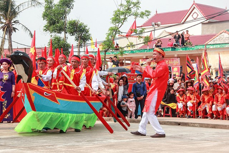 CLB Dân ca Cảnh Dương biểu diễn hò chèo cạn trong lễ hội cầu ngư hàng năm.