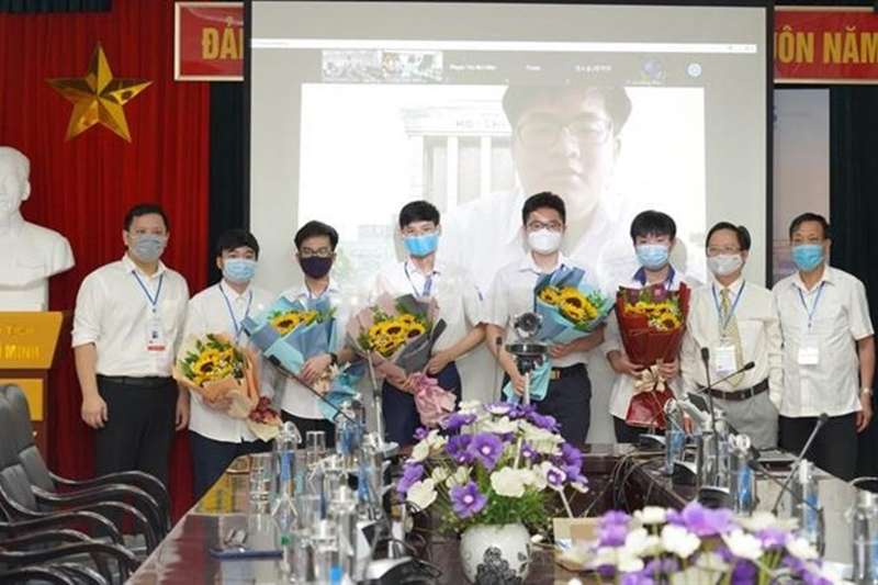 Đoàn học sinh Việt Nam tại lễ khai mạc Olympic Toán học quốc tế năm 2021. Ảnh: BGD