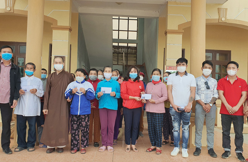 Đại đức Thích Thiền Bình cùng Hội Chữ thập đỏ xã An Ninh (Quảng Ninh) trao quà động viên các gia đình có hoàn cảnh đặc biệt khó khăn ở xã An Ninh.