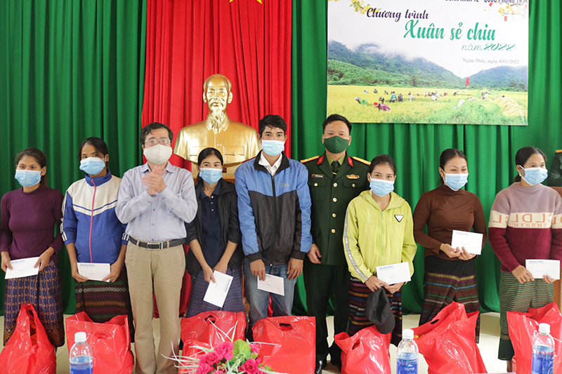 Lãnh đạo Báo Quảng Bình, Đoàn Kinh tế- Quốc phòng 79 trao quà cho các hộ gia đình công nhân có hoàn cảnh khó khăn.