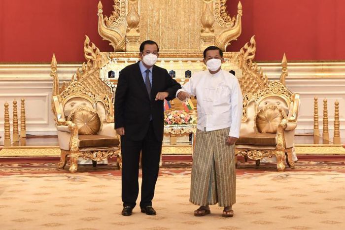 Thủ tướng Campuchia Hun Sen gặp Thống tướng Min Aung Hlaing tại Myanmar, ngày 7/1. (Ảnh: AFP/TTXVN)