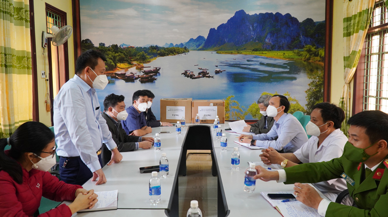 Lãnh đạo CDC Quảng Bình trao đổi công tác chống dịch khẩn cấp tại chợ Cuồi với y tế địa phương và chính quyền xã Tiến Hóa.