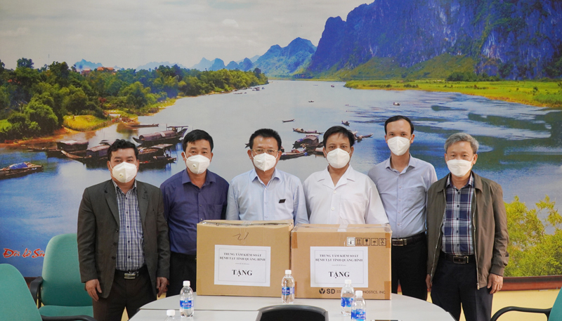 CDC Quảng Bình trao tặng thuốc phòng chống dịch Covid-19 cho xã Tiến Hóa.  