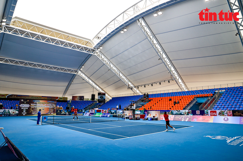 Tổ hợp sân quần vợt Hanaka Bắc Ninh được đầu tư xây dựng bằng nguồn vốn xã hội hóa là một trong những công trình sớm được hoàn thiện để phục vụ SEA Games 31. Ảnh: TN