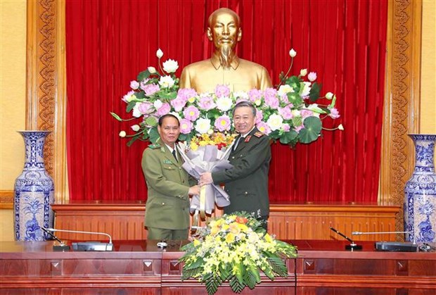 Đại tướng Tô Lâm, Bộ trưởng Bộ Công an Việt Nam tặng hoa chúc mừng Đại tướng Vilay Lakhamphong, Bộ trưởng Bộ Công an nước Cộng hòa Dân chủ Nhân dân Lào. (Ảnh: Phạm Kiên/TTXVN)