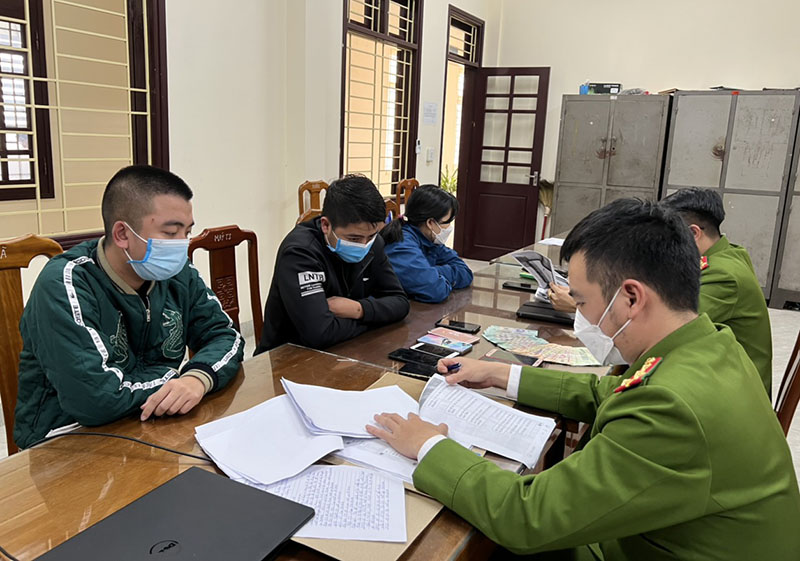 Các đối tượng Trần Tiến Thành và Hồ Quang Hoàng tại cơ quan điều tra.