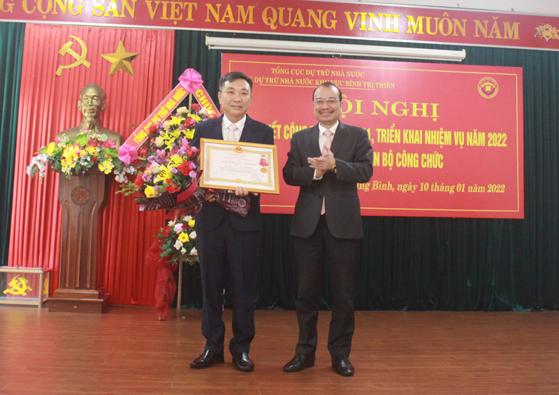Lãnh đạo Tổng cục Dự trữ nhà nước trao Huân chương lao động hạng Ba cho Chi cục Dự trữ Nhà nước Quảng Trạch
