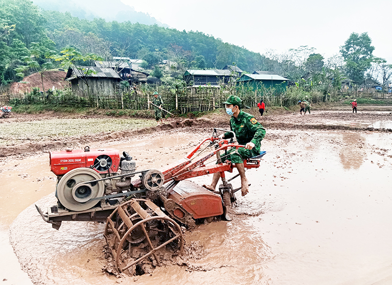 Chiến sỹ Đồn BP CKQT Cha Lo sử dụng máy phay lồng đất tại cánh đồng bản Ka Ai, xã Dân Hóa.