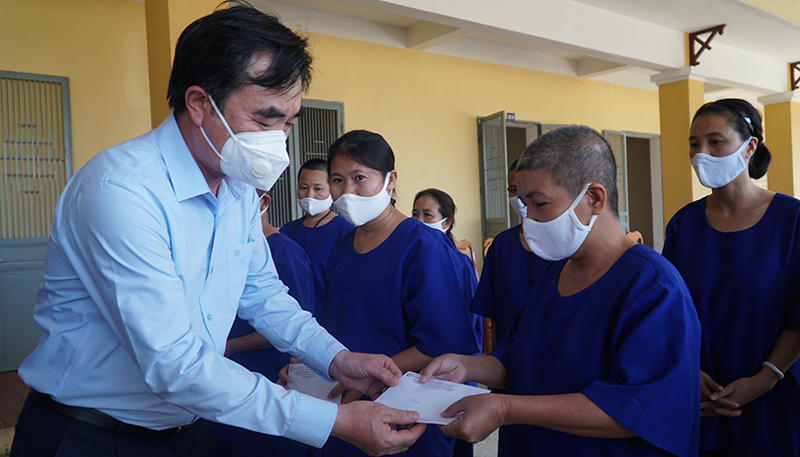 Đồng chí Nguyễn Lương Bình, Ủy viên Ban Thường vụ, Trưởng ban Nội chính Tỉnh ủy trao quà Tết cho các bệnh nhân có hoàn cảnh khó khăn.