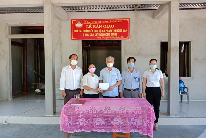 Đại diện lãnh đạo Ủy ban MTTQVN huyện Tuyên Hóa bàn giao nhà  