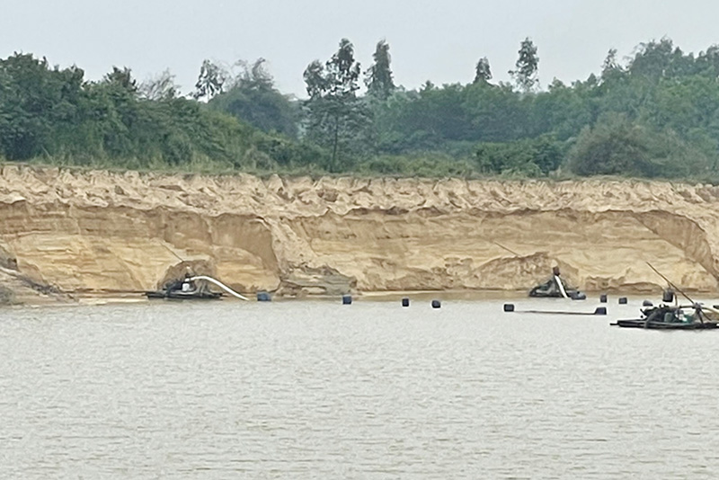 Việc khai thác cát quá gần bờ đã gây sạt lở bờ sông Dinh ở xã Nam Trạch.