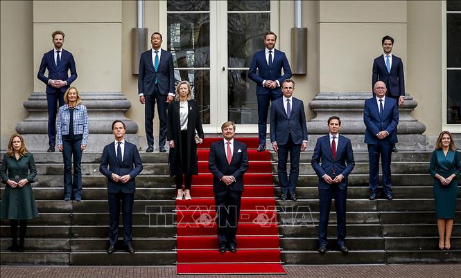 Nhà Vua Hà Lan Willem-Alexander (giữa, hàng đầu) và Thủ tướng Mark Rutte (thứ 2, trái, hàng đầu) tại lễ tuyên thệ nhậm chức của Chính phủ mới ở The Hague, ngày 10/1/2022. Ảnh: AFP/TTXVN