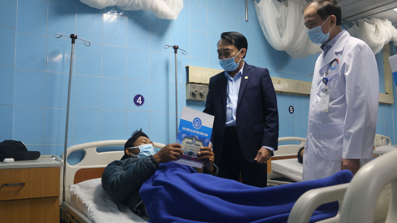 Giám đốc BHXH tỉnh Phạm Thanh Tùng thăm, tặng quà những người tham gia BHXH, BHYT đang nằm điều trị tại Bệnh viện hữu nghị Việt Nam-Cuba Đồng Hới.