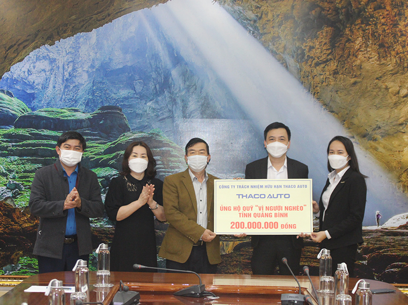  Đại diện lãnh đạo Công ty TNHH THACO AUTO chi nhánh Quảng Bình trao tiền hỗ trợ Tết cho người nghèo tỉnh Quảng Bình.