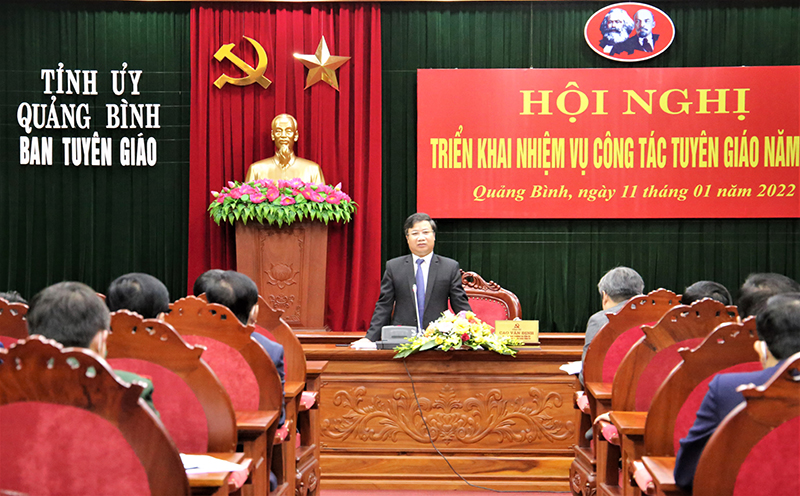 Đồng chí Trưởng ban Tuyên giáo Tỉnh ủy Cao Văn Đinh điều hành hội nghị.