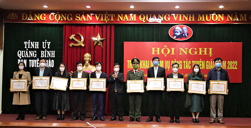  Đồng chí Trưởng ban Tuyên giáo Tỉnh ủy Cao Văn Đinh trao giấy khen cho các tập thể.