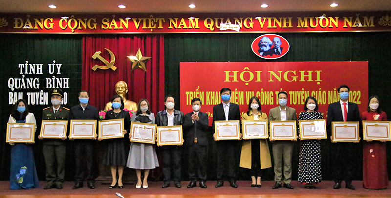 Đồng chí Trưởng ban Tuyên giáo Tỉnh ủy Cao Văn Đinh trao giấy khen cho các cá nhân.