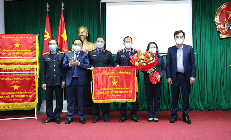 Đồng chí Trần Hải Châu và đồng chí Nguyễn Lương Bình trao Cờ thi đua ngành KSND cho tập thể lãnh đạo VKSND tỉnh.