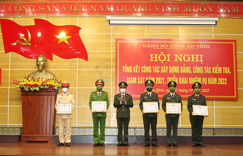 Đại tá Nguyễn Tiến Nam, Bí thư Đảng ủy, Giám đốc Công an tỉnh tặng Giấy khen cho 5 tập thể đảng bộ, chi bộ cơ sở đạt tiêu chuẩn “Hoàn thành xuất sắc nhiệm vụ” năm 2021