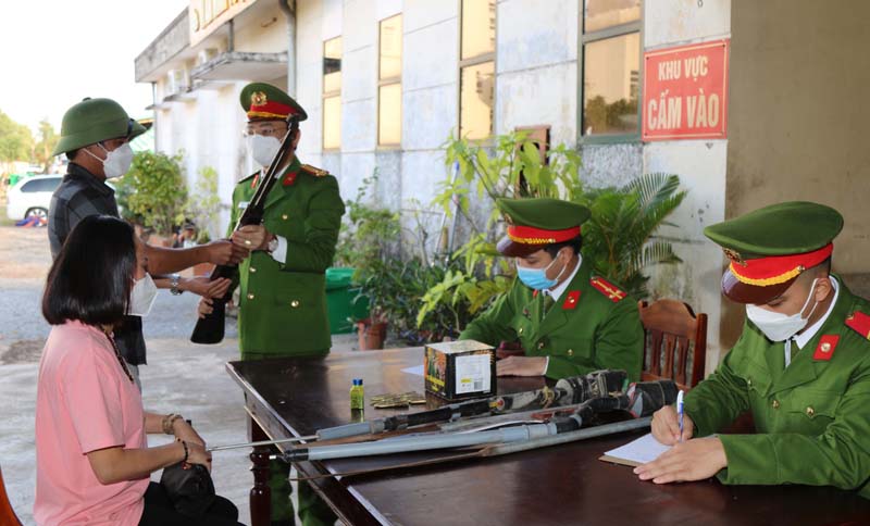 Tổ công tác làm thủ tục tiếp nhận pháo và các loại vũ khí, công cụ hỗ trợ của anh Nguyễn Văn Thắng đến tự nguyện giao nộp