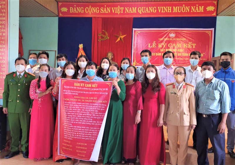 Cán bộ, nhân dân thôn Thuận Hà, xã Thuận Đức tổ chức ký cam kết xây dựng mô hình điểm “KDC bảo đảm trật tự an toàn giao thông”.