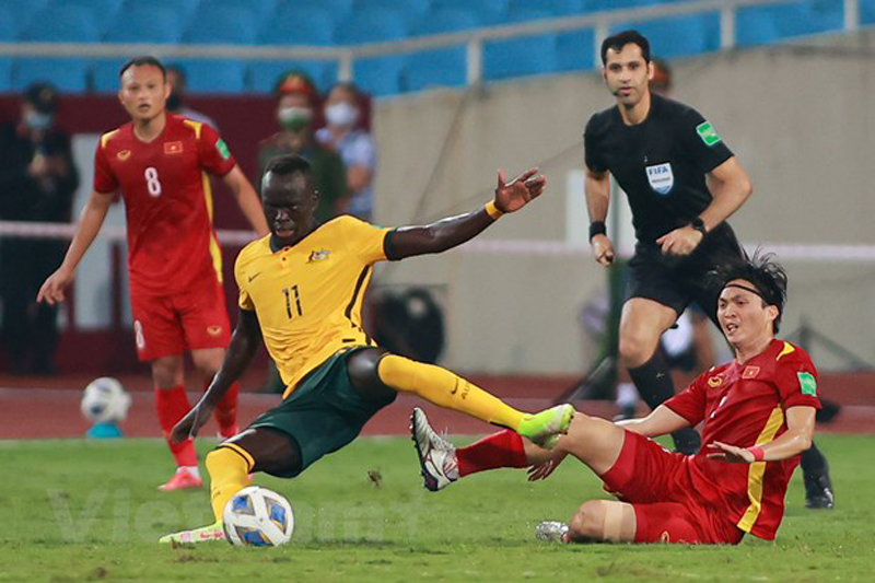 Đội tuyển Việt Nam thường xuyên phạm lỗi ở vòng loại thứ ba World Cup 2022 khi phải đương đầu với đối thủ mạnh hơn. (Ảnh: PV/Vietnam+)