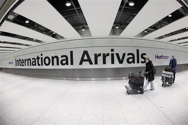 Hành khách tại sân bay Heathrow ở thủ đô London, Anh, ngày 7/1/2022. (Ảnh: THX/TTXVN)