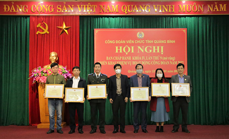 Đại diện lãnh đạo LĐLĐ tỉnh trao bằng khen của Tổng LĐLĐ Việt Nam và UBND tỉnh cho các tập thể, cá nhân.