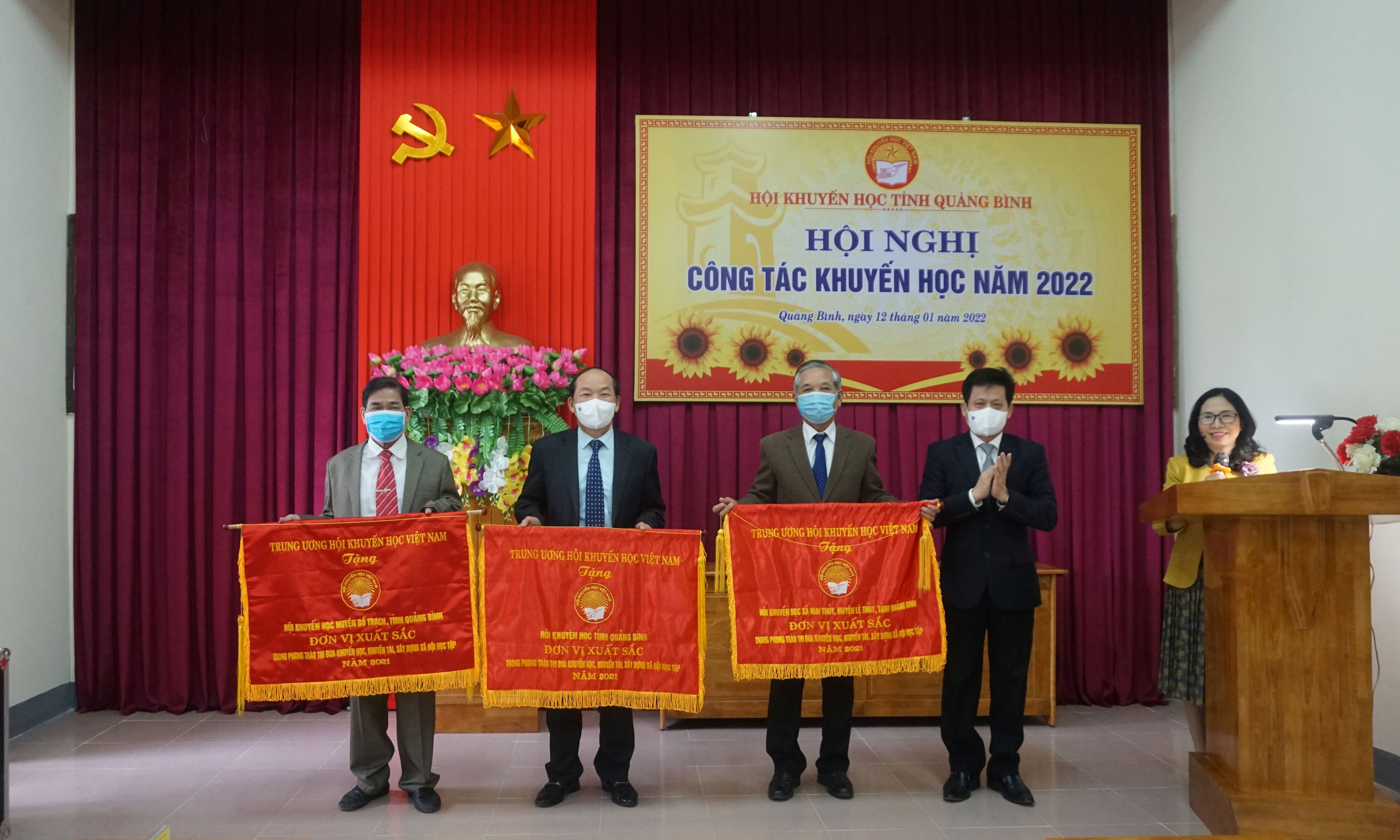 Đồng chí Lê Văn Bảo, Ủy viên Ban Thường vụ, Trưởng ban Dân vận Tỉnh ủy trao Cờ thi đua xuất sắc của Hội Khuyến học Việt Nam cho các tập thể.