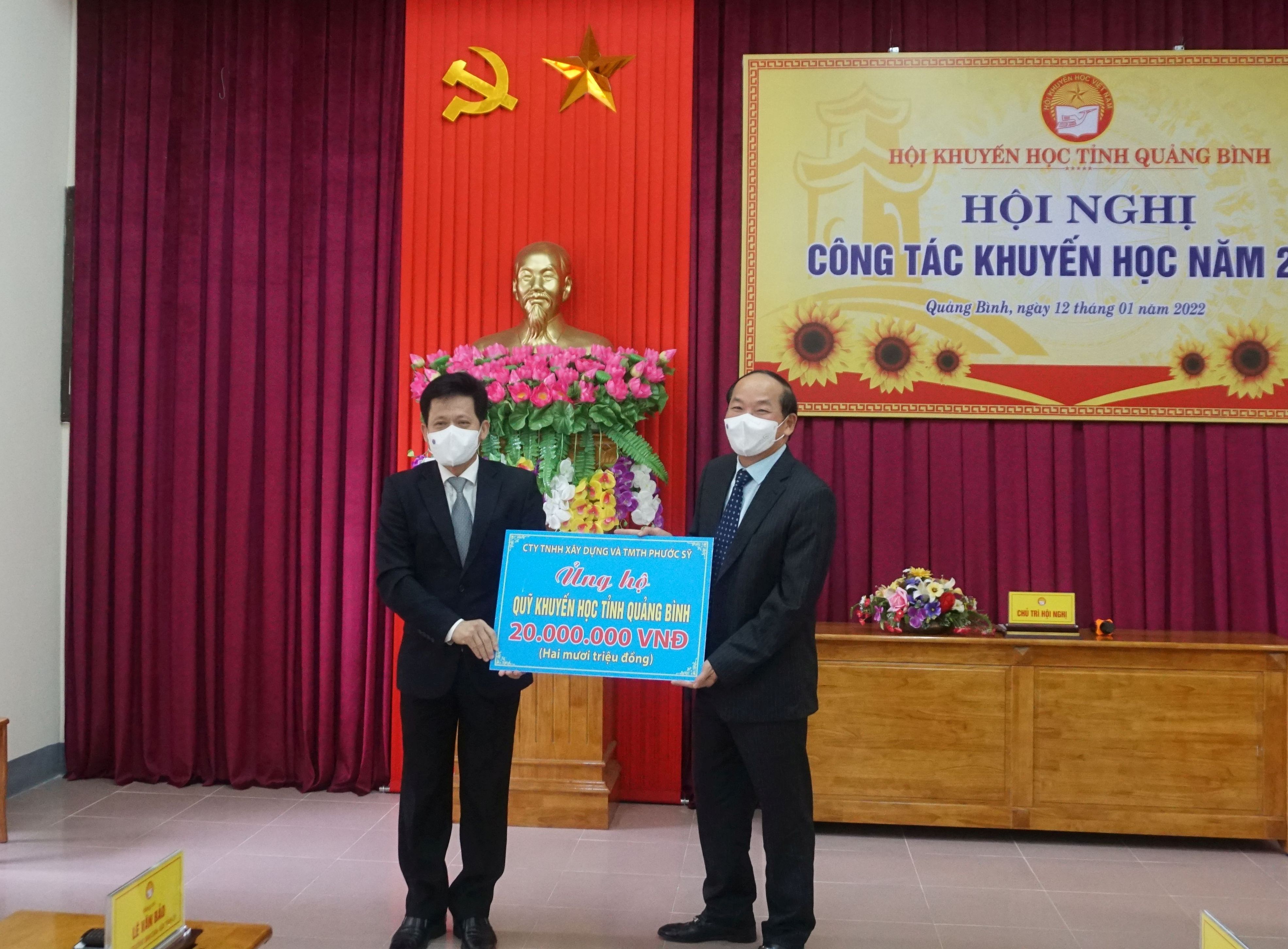 Đồng chí Lê Văn Bảo, Ủy viên Ban Thường vụ, Trưởng ban Dân vận Tỉnh ủy trao số tiền 20 triệu đồng của Công ty TNHH Xây dựng và TMTH Phước Sỹ ủng hộ Quỹ khuyến học tỉnh.