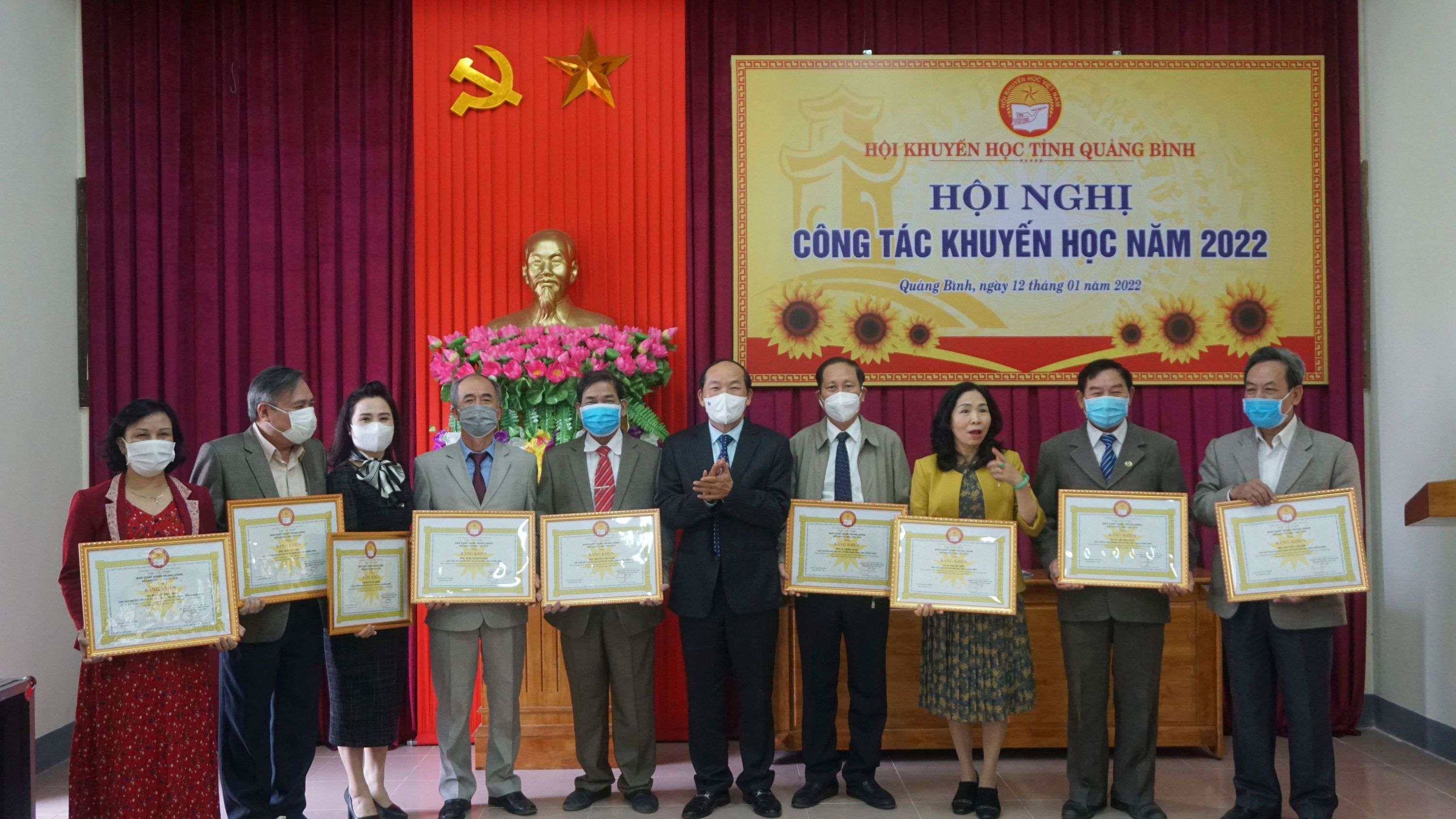 Đồng chí Trần Xuân Vinh, Chủ tịch Hội Khuyến học tỉnh trao Bằng khen của Hội Khuyến học Việt Nam cho các tập thể, cá nhân.