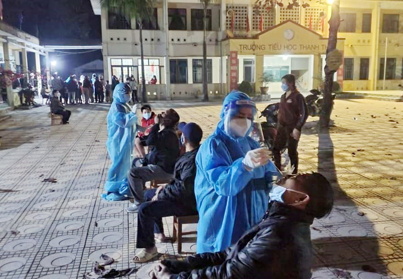Lực lượng y tế huyện Tuyên Hóa tích cực lấy mẫu truy vết F0 trong cộng đồng.