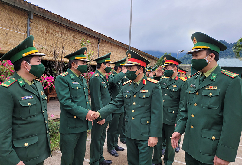 Trung tướng Nguyễn Doãn Anh, Tư lệnh Quân khu 4 thăm hỏi, tặng quà cán bộ, chiến sỹ Đồn Biên phòng CKQT Cha Lo