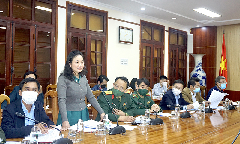Đại diện lãnh đạo UBND huyện Quảng Trạch phát biểu tại cuộc họp.
