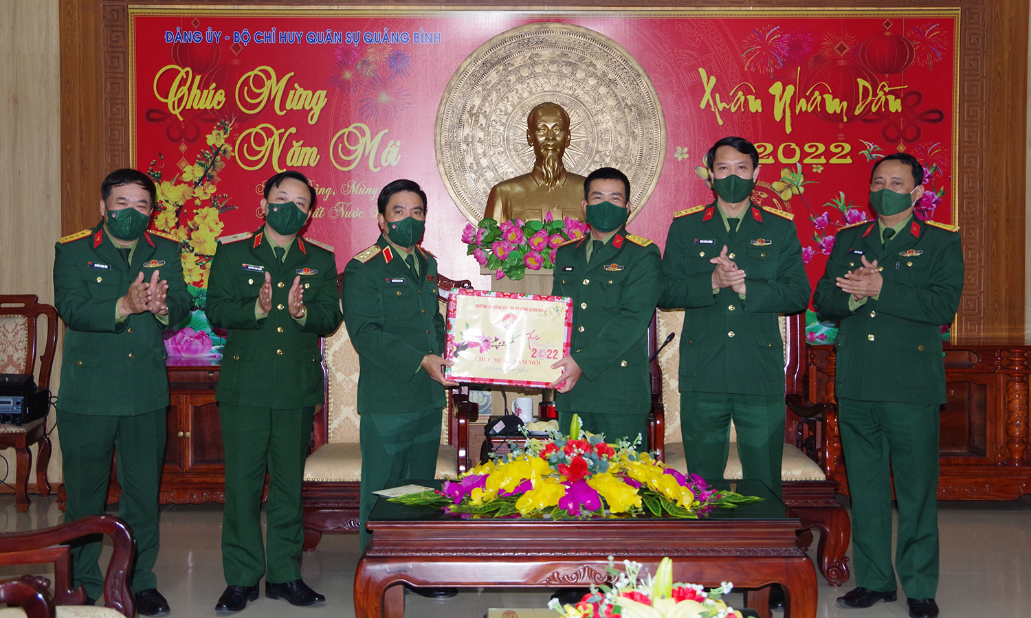Đồng chí Trung tướng Nguyễn Doãn Anh, Tư lệnh Quân khu 4 tặng quà chúc mừng năm mới 2022 tại Bộ CHQS tỉnh.