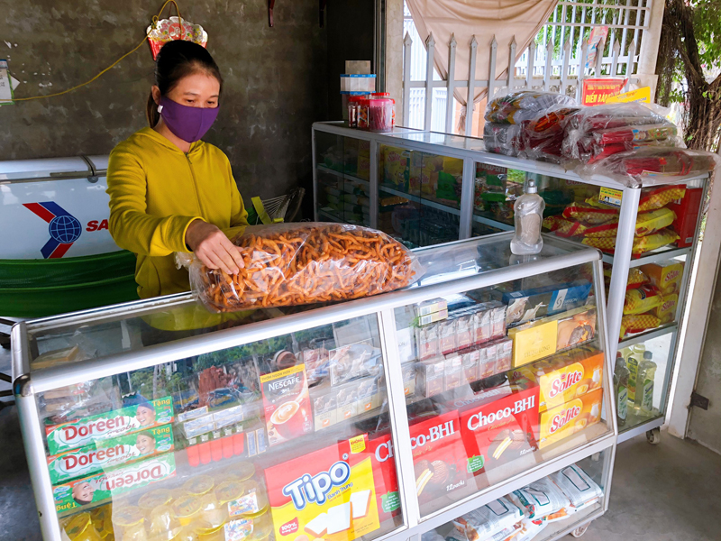 Tiệm tạp hóa của chị Mai Thị Nhung ở xã Tân Ninh (Quảng Ninh) được đầu tư mở rộng sau khi được vay vốn GQVL.