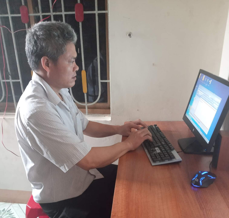 Anh Phan Thanh Việt nỗ lực học thêm vi tính để cập nhật kiến thức mở rộng hoạt động kinh doanh.
