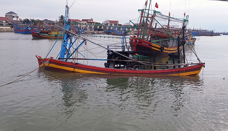 Tàu cá của anh Nguyễn Ngọc Nam, ở xã Cảnh Dương (Quảng Trạch) bị thiêu rụi gần như toàn bộ tàu.
