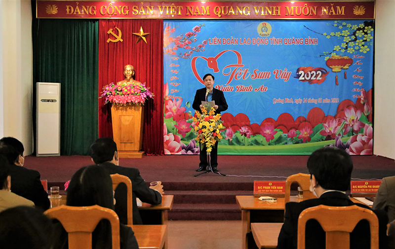 Lãnh đạo LĐLĐ tỉnh báo cáo hoạt động chương trình “Tết sum vầy-Xuân bình an” Nhâm Dần năm 2022.
