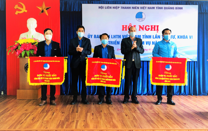 Đại diện Hội LHTN Việt Nam tỉnh và Ủy ban MTTQVN tỉnh trao cờ