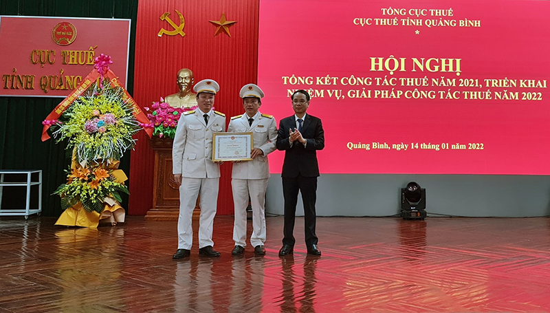 Đồng chí Phan Mạnh Hùng, Phó Chủ tịch UBND tỉnh trao giấy khen của Tổng cục Thuế cho Cục Thuế tỉnh.