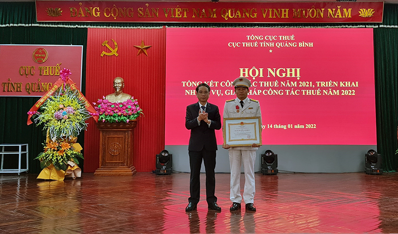 Thừa ủy quyền của Chủ tịch nước, đồng chí Phan Mạnh Hùng, Phó Chủ tịch UBND tỉnh trao Huân chương Lao động hạng Ba cho ông Lê Văn Cường, Chi cục phó Chi cục Thuế Bố Trạch.