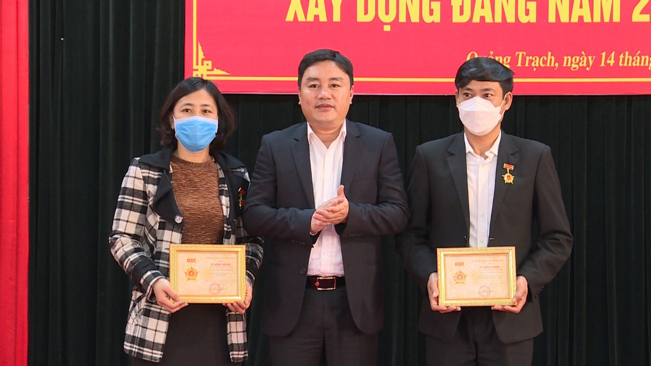 : Đồng chí Chủ nhiệm Ủy ban Kiểm tra Tỉnh ủy Đinh Hữu Thành gắn kỷ niệm chương của các Ban Đảng Trung ương cho các cá nhân.